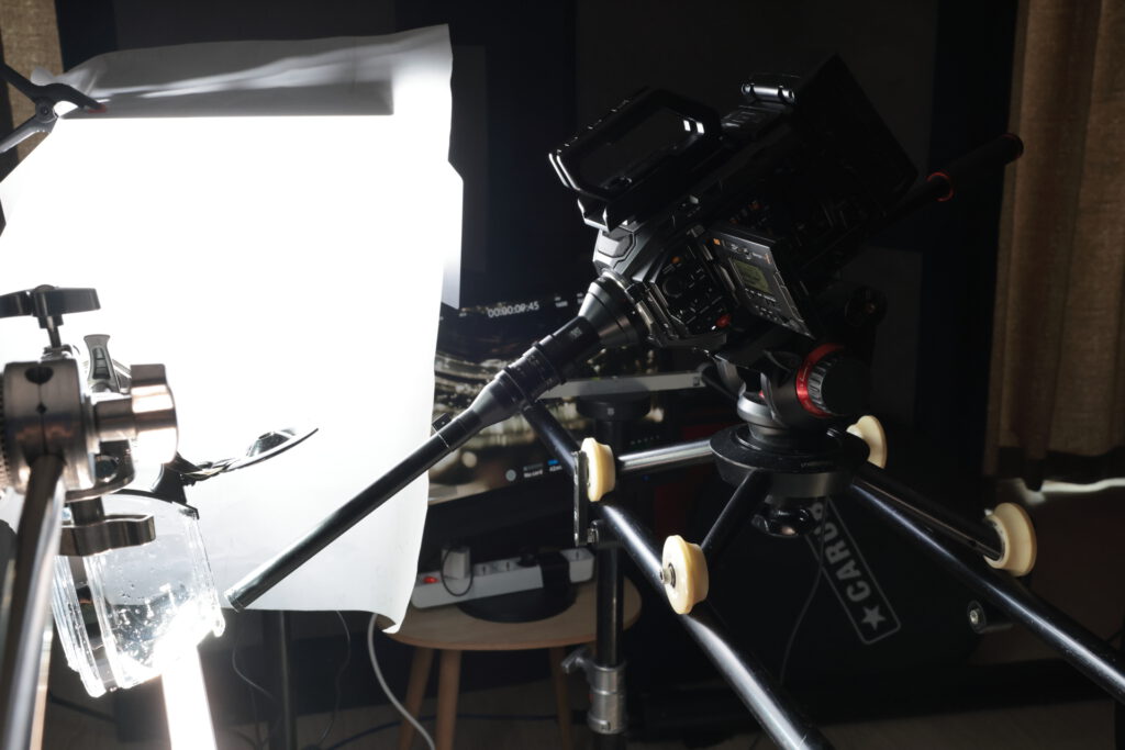 Productvideo Camera met prope lens op een slider.