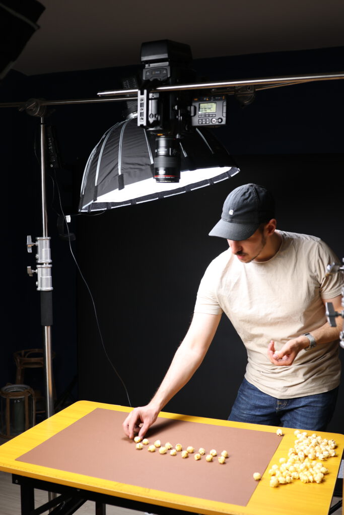 Videograaf aan het werk in studio met softbox verlichting voor een productvideo