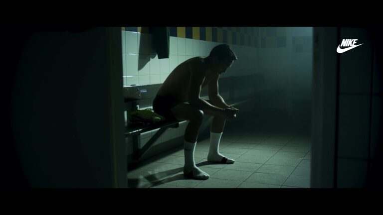Voetballer in kleedkamer, dark en moody, promotiefilm Nike.