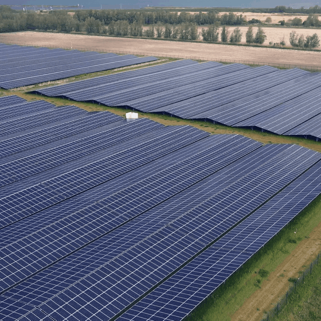 Drone shot van zonnepanelen voor promotiefilm