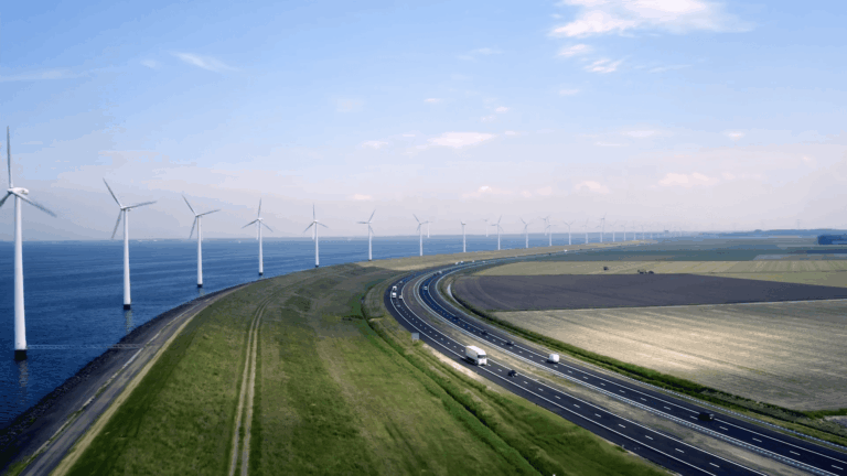 Droneshot van dijk met molens voor promotiefilm